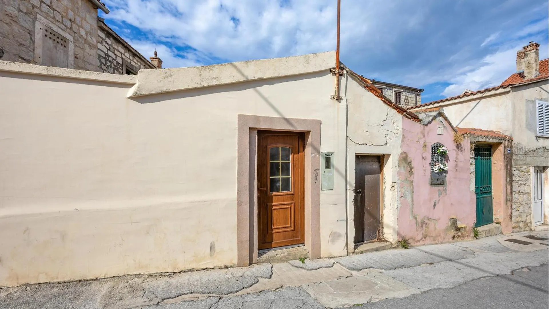 Awesome Apartment In Split With Kitchen location